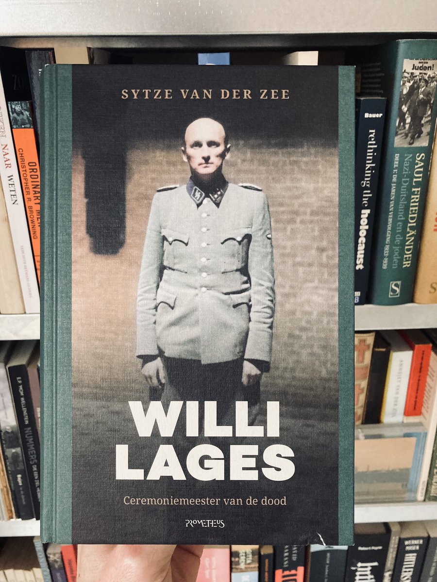 Voor @TracesOfWarNL las ik het boek ‘Willi Lages. Ceremoniemeester van de dood’ van Sytze van der Zee. Je kan hier lezen wat ik er van vind: tracesofwar.nl/books/6330/Wil…