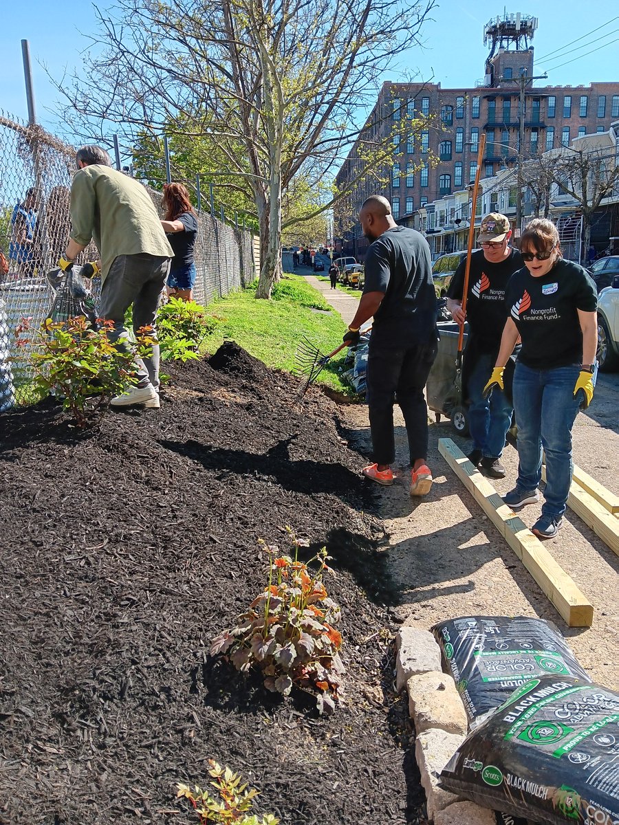 Impact_Philly's tweet photo. Thank you to the volunteers from Nonprofit Finance Fund to help brighten up Hope Park! 🌱We truly appreciate all the support for the Impact community!
#hopepark #aandindiana #communitygarden #kensington #northphilly https://t.co/GDcOrQiD7T