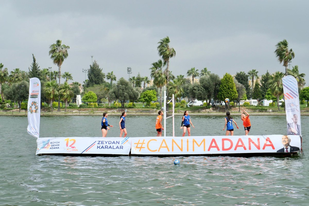 Karnaval coşkusu spor etkinlikleriyle devam ediyor. 🏐🎾🏓

Adana'da ilk kez Seyhan Nehri üzerinde yapılan voleybol ve tenis turnuvalarının yanı sıra, karnaval alanında kurulan özel sahada plaj voleybolu heyecanı da yaşanıyor.