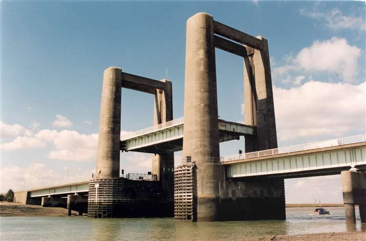 1/2 ⚠️ Kingsferry Bridge which connects the Isle of #Sheppey to the mainland will close to all users for two weekends and two weeks over June and July. We will use the time to carry out urgent repairs to the ropes that lift the bridge to allow shipping to pass under it.