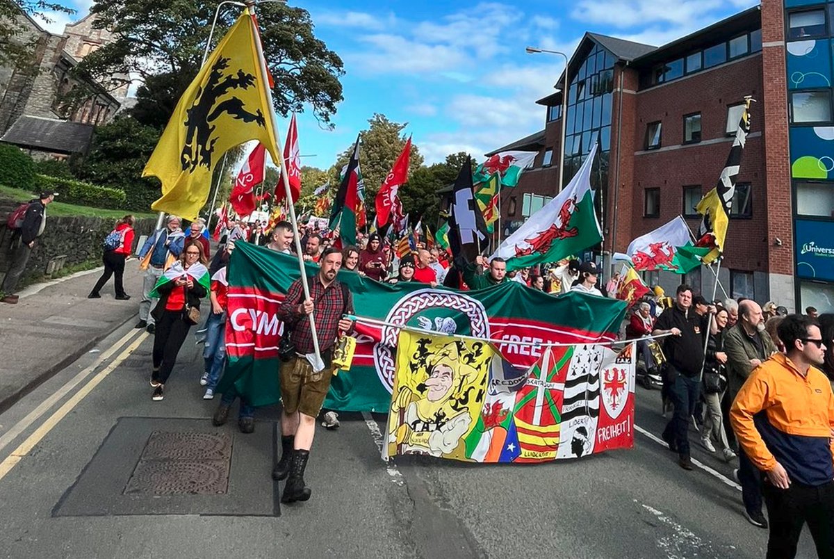 Gorymdaith AUOB dros Annibyniaeth i Gymru ym Mangor, Medi 2023 AUOB Welsh Independence march in Bangor, September 2023
