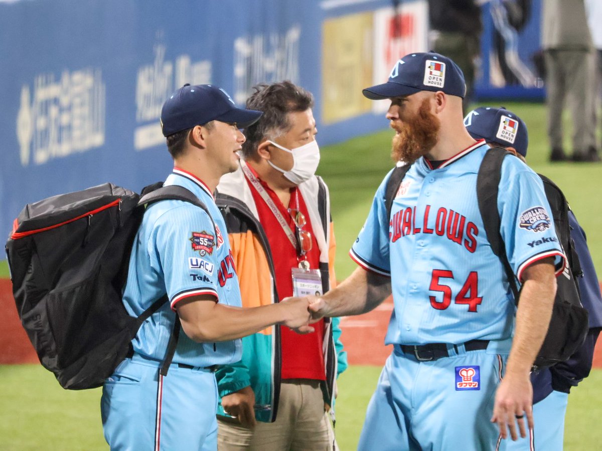 ys_nh_285005's tweet photo. サイスニードと握手からの〜ハグ♡

#木澤尚文 #サイスニード #swallows https://t.co/mOsBhEspdJ