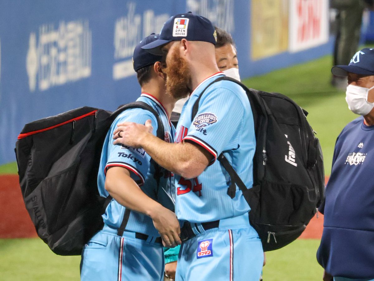 ys_nh_285005's tweet photo. サイスニードと握手からの〜ハグ♡

#木澤尚文 #サイスニード #swallows https://t.co/mOsBhEspdJ