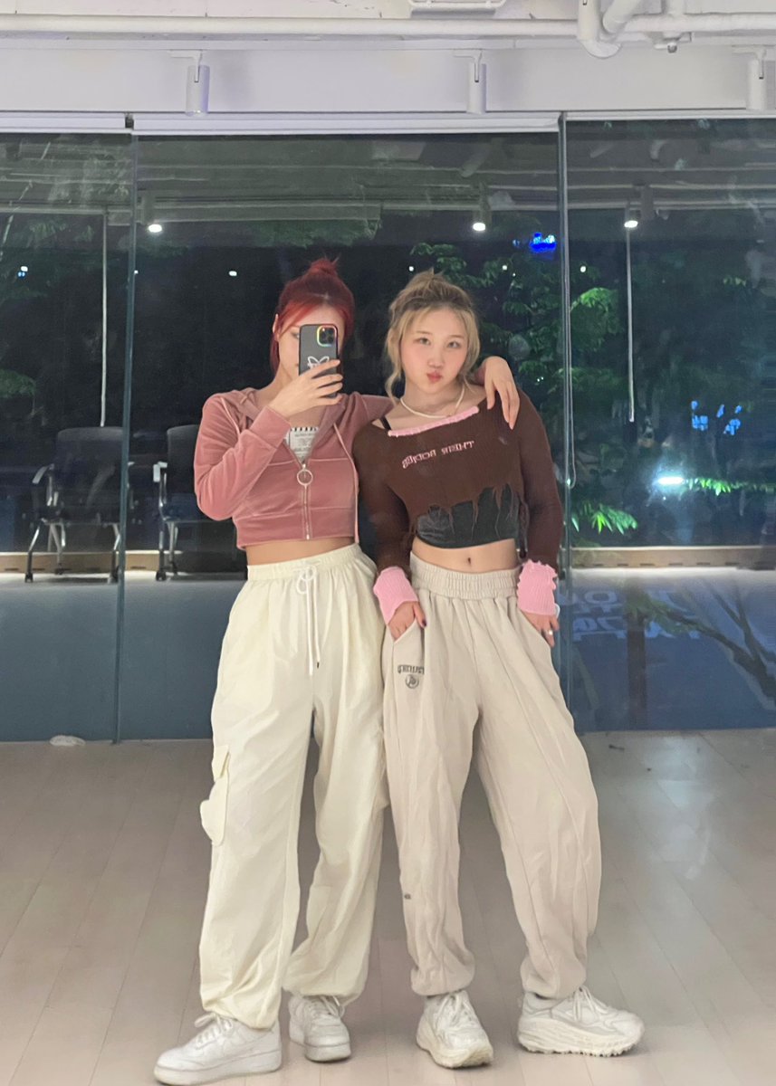 Lapillus_twt's tweet photo. Happy weekend my loves~ 💗

#Lapillus #라필루스 #Yue #유에 https://t.co/qmWrEOBrVF