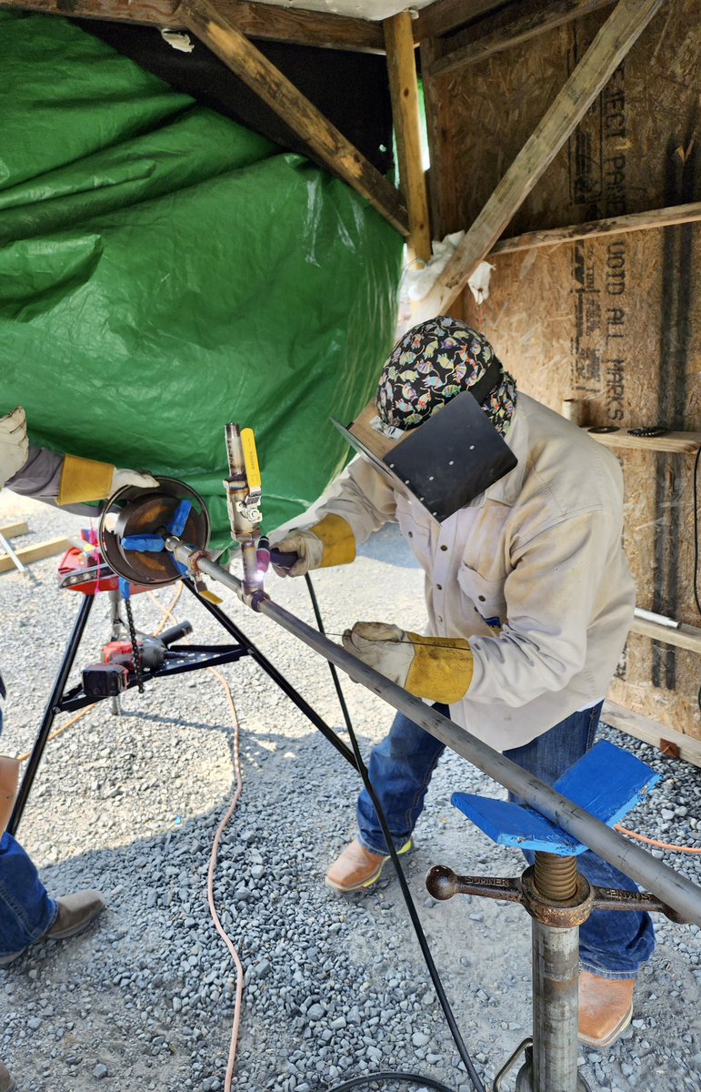 Finishing up the week strong with our Quality Control Team checking welds! #welds #welding #eversandsons #webuildenergy #webuildmidstream #oilandgas #oilandgasindustry #pipeline #fabrication #facilities #pipe #pipewelder #welder