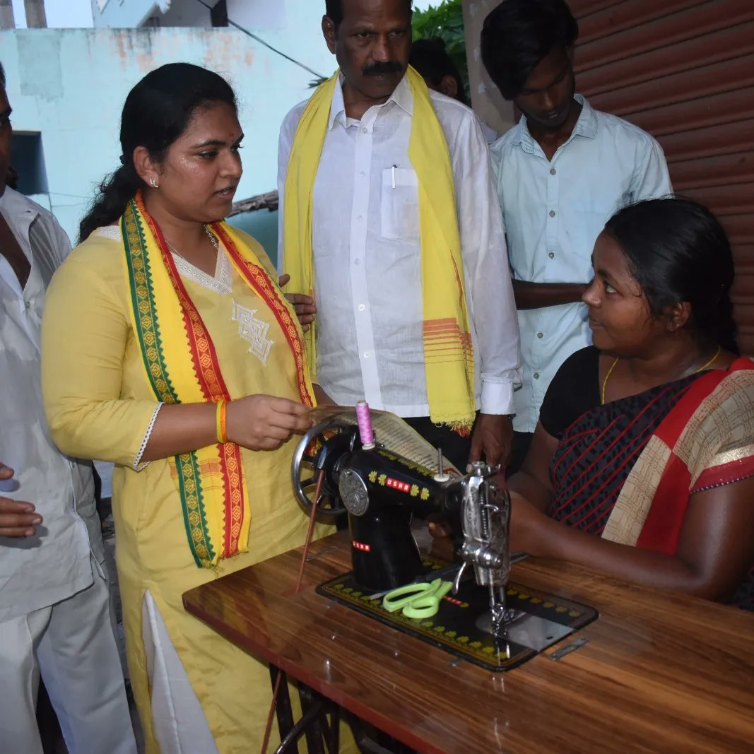 Kurugondla_TDP's tweet photo. వెంకటగిరి పట్టణంలోని 8వ వార్డు APTF కాలనీ నందు ఎన్నికల ప్రచారం కొనసాగించిన నియోజకవర్గ అభ్యర్థి కురుగొండ్ల లక్ష్మీసాయిప్రియ గారు..
#KurugondlaLakshmiSaiPriya
#yuvagalam
#shankaravam
#CBN
#Naralokesh
#jarugujagan
#YSRCPfail
#VoteForCycle
#KurugondlaRamaKrishna
#Prajagalam https://t.co/HKakbjIrZD