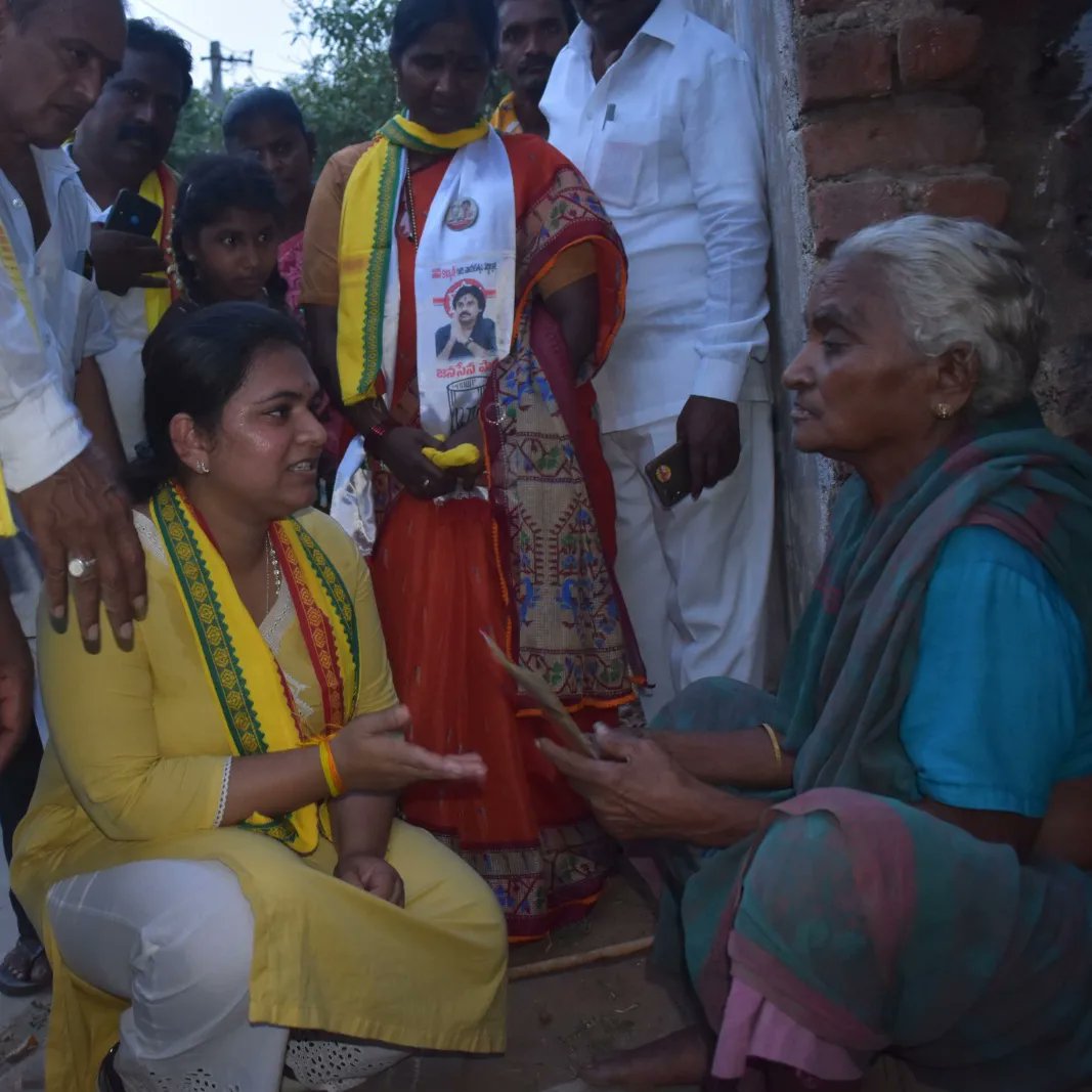 Kurugondla_TDP's tweet photo. వెంకటగిరి పట్టణంలోని 8వ వార్డు APTF కాలనీ నందు ఎన్నికల ప్రచారం కొనసాగించిన నియోజకవర్గ అభ్యర్థి కురుగొండ్ల లక్ష్మీసాయిప్రియ గారు..
#KurugondlaLakshmiSaiPriya
#yuvagalam
#shankaravam
#CBN
#Naralokesh
#jarugujagan
#YSRCPfail
#VoteForCycle
#KurugondlaRamaKrishna
#Prajagalam https://t.co/HKakbjIrZD