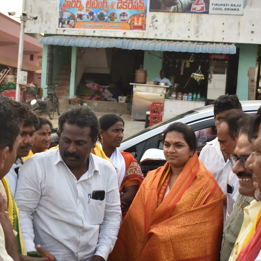 Kurugondla_TDP's tweet photo. వెంకటగిరి పట్టణంలోని 8వ వార్డు APTF కాలనీ నందు ఎన్నికల ప్రచారం కొనసాగించిన నియోజకవర్గ అభ్యర్థి కురుగొండ్ల లక్ష్మీసాయిప్రియ గారు..
#KurugondlaLakshmiSaiPriya
#yuvagalam
#shankaravam
#CBN
#Naralokesh
#jarugujagan
#YSRCPfail
#VoteForCycle
#KurugondlaRamaKrishna
#Prajagalam https://t.co/HKakbjIrZD