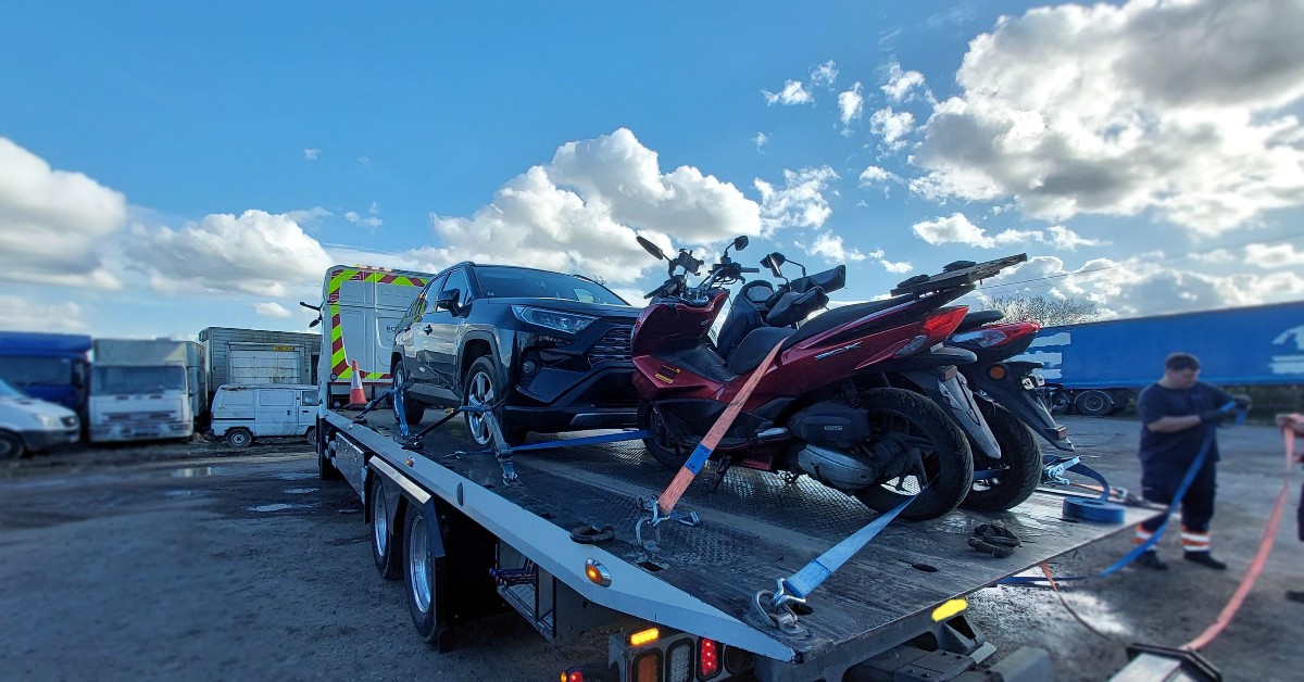 On Tuesday 16 April, #Thurrock Community Policing Team responded to a tracker activating on a site in #Orsett. The team located a black Toyota RAV4, stolen from #Surrey on 2 April. Officers subsequently found 4 more stolen vehicles taken from #Middlesex, #London and #Romford.