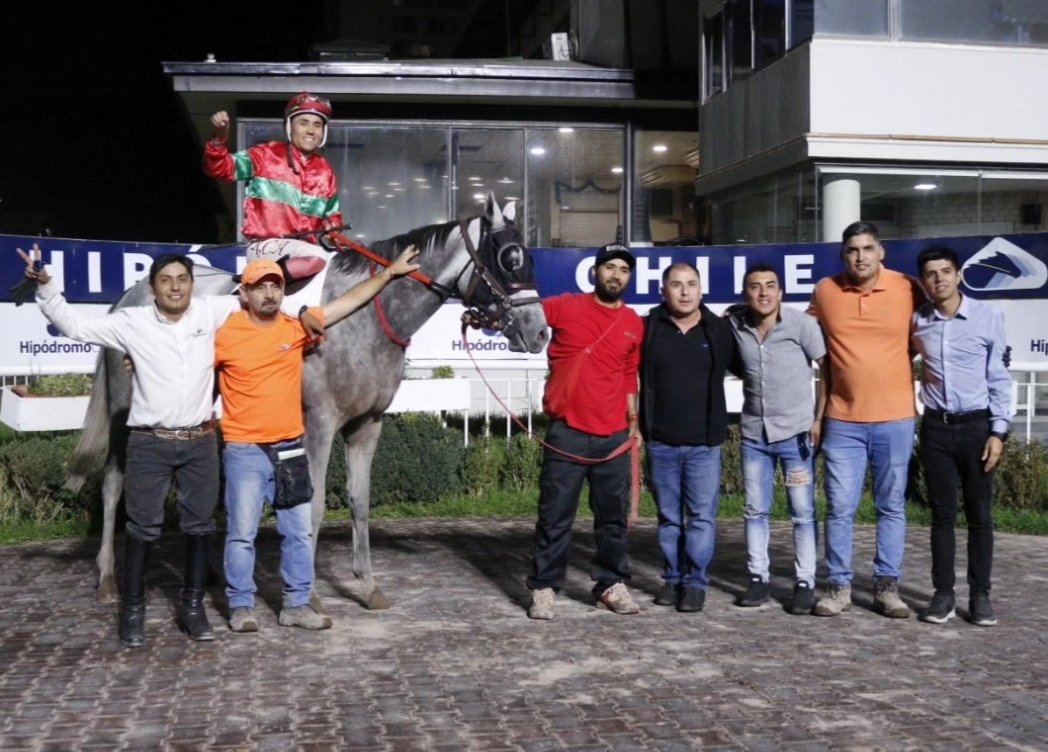 ¡Sahara Flower, con coraje! 🌺 La hija de #SaharaSpirit y Fructosa cerró la jornada del jueves en @hipodromo_chile al derrotar por pescuezo a La Martinoka en un hándicap de 1.000 metros, logrando así el cuarto triunfo de su campaña. ¡Felicitaciones a todo el #TeamSumaya! 🎉