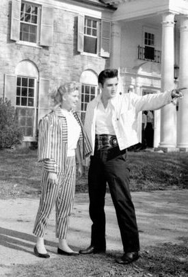 April 19, 1957;
Elvis Presley with actress Yvonne Lime at Graceland in Memphis.
They met wile filming the movie Loving You.
#ElvisPresley #ElvisHistory