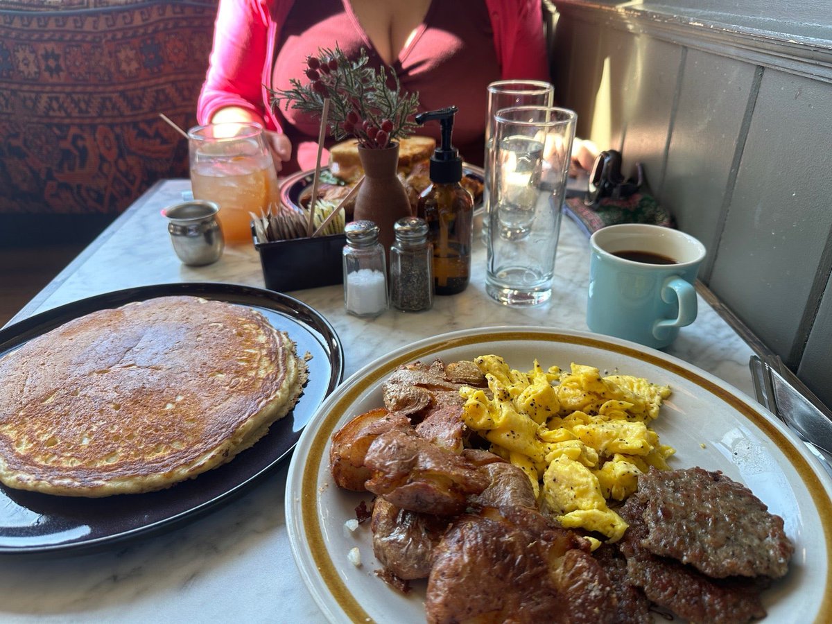 #Breakfasting #Courting #hj (⁦@unclewolfies⁩ Breakfast Tavern in Milwaukee, WI) swarmapp.com/maxamegalon200…