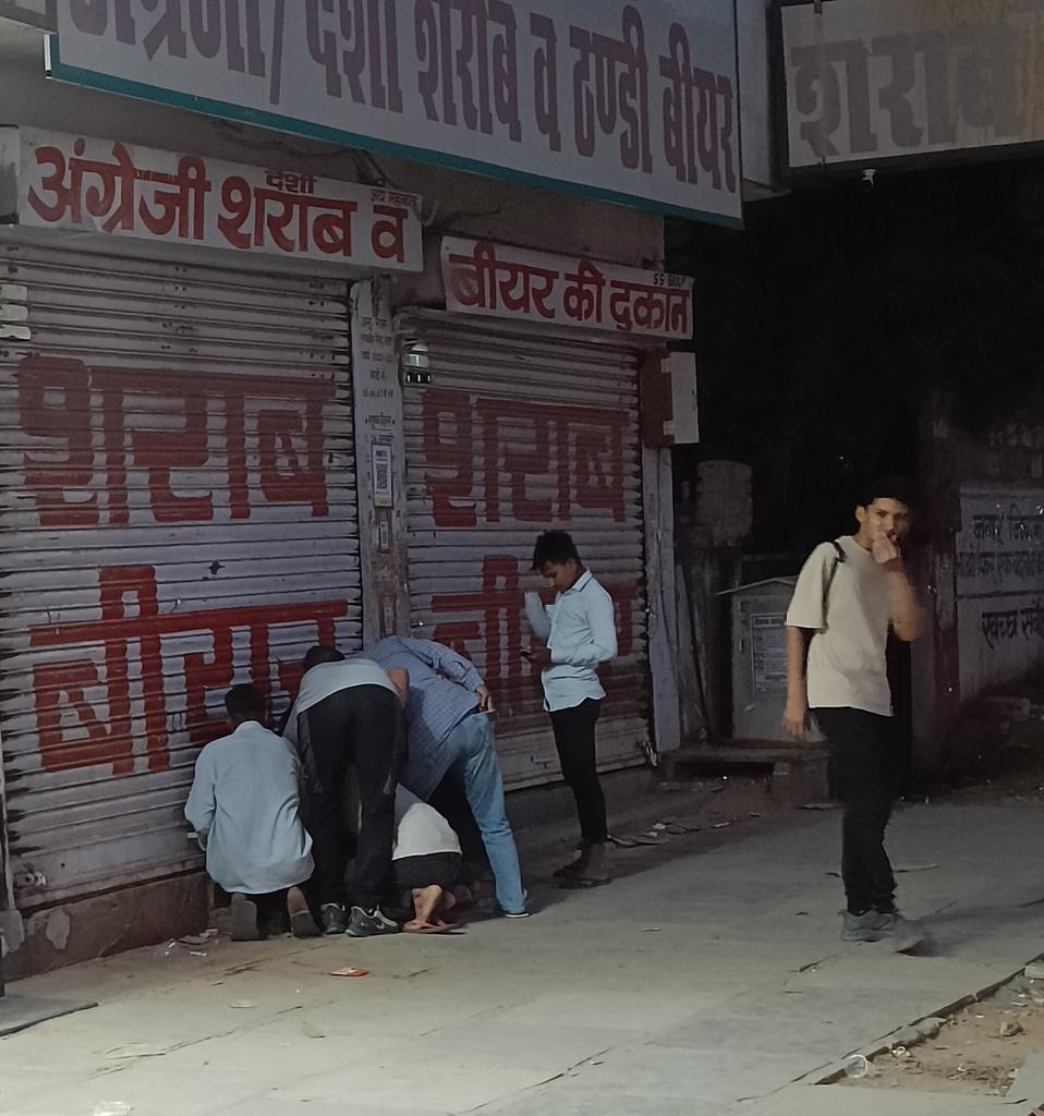DrRameshwar_RD's tweet photo. देश में जिस दिन मतदान होता है...
तब कई बंदिशें लग जाती हैं।
लेकिन सांझ ढले यह रोकथाम स्वत: ही ढीली पड़ने लगती हैं।
तब ऐसे दृश्य आम हो जाते हैं।
जयपुर में 'अंगूर की बेटियों' को चाहने वालों के लिए यह नज़ारा सुकून पहुंचाता है।
#VotingRound1
#मतदान
#VotingDay https://t.co/wsMAOx0z8A