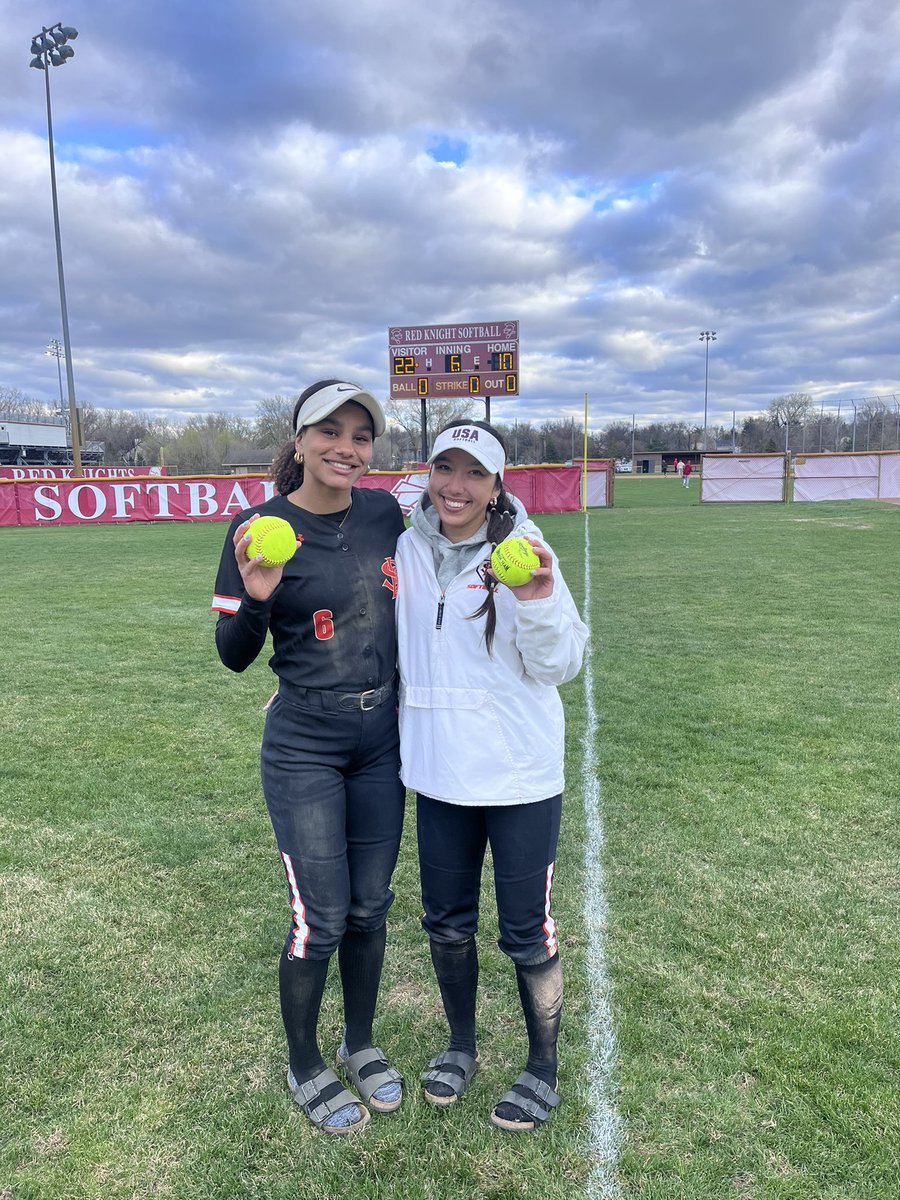 evataybior's tweet image. Big win over BSM yesterday! I went 3 for 6 with a homerun along with my co captain Ella! #gopark #feartheflock @SLPGOPARK @THolt0184