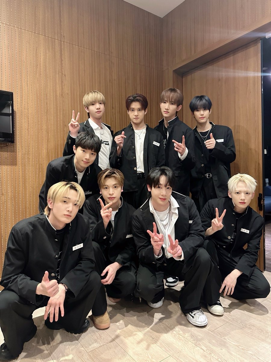 [👀] 240419
 
못 말리는 싸이커스 등장..🧐🖤
지금 잠에 들지 않으면, 꿈에 찾아갈 거예요🌙
 
#Hi_kers👋 #xikers #싸이커스