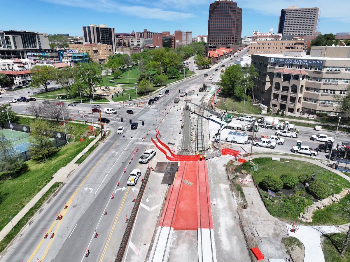 Bird’s eye view of #kcstreetcar tracks in the @ThePlazaKC. Track build continues thru Emanuel Cleaver II Blvd, w/ @BuildKCSC crews pouring concrete this week. Track work is 82% complete, w/ the overall project more than 70% complete. So close to be able to #Ridein2025