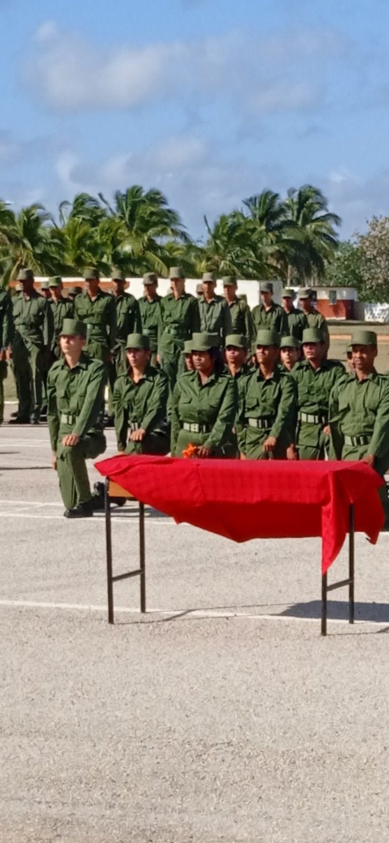 Abril de victorias, homenaje a nuestros héroes y combatientes, nueva graduación de jóvenes oficiales en el Ejército Central. El relevo está asegurado. #GironDeVictoria