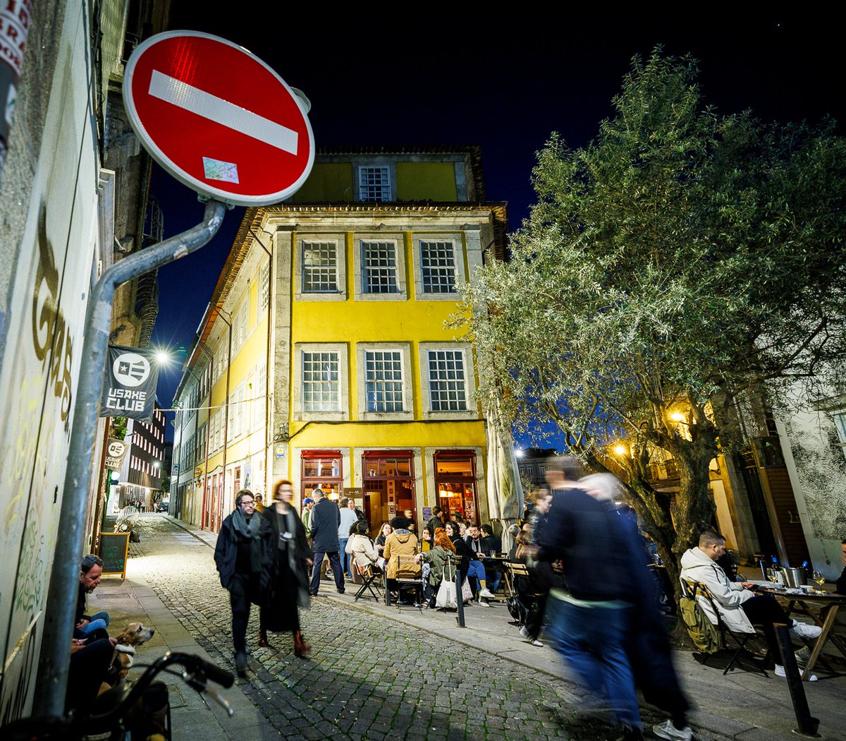 For real, one of the world’s coolest streets. 😎 Sá de Noronha Street, in Porto, is the top 20 of Time Out's annual ranking of streets worth exploring. Have you already visited this place? 📸Guilherme Costa Oliveira/CMPorto