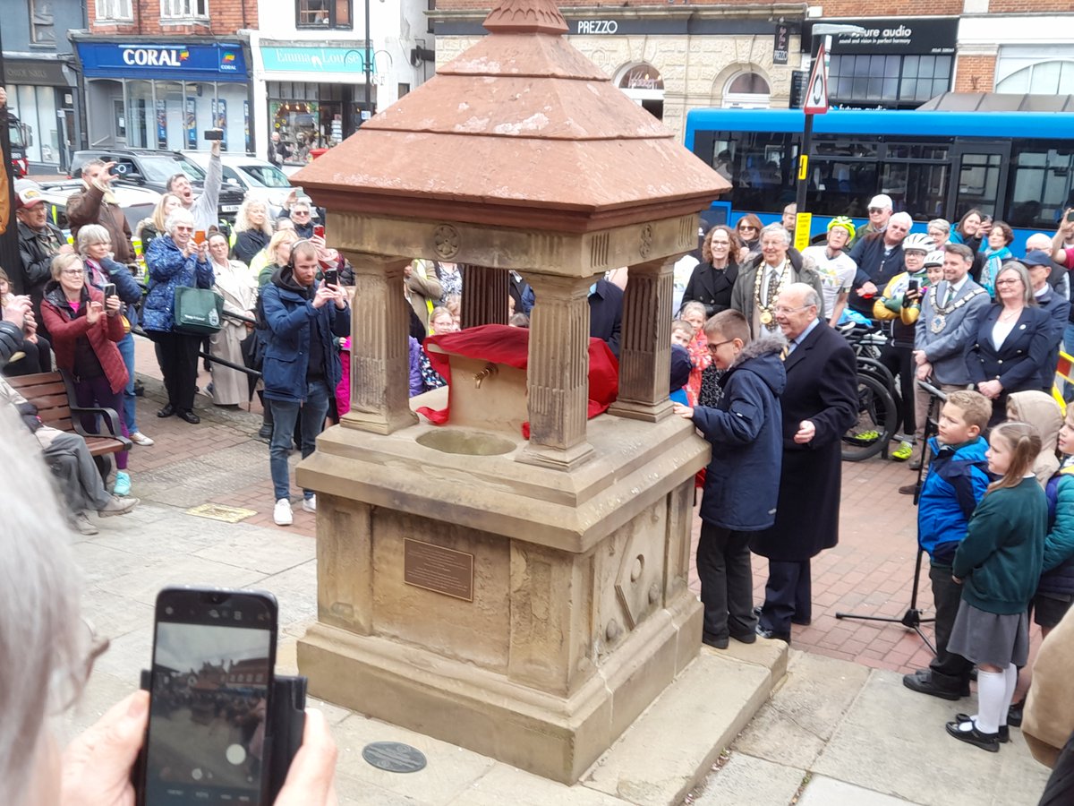 Great that East Grinstead Council are addressing their relationship with Scientology thanks to the tireless @ApostateAlex - hope that will see the end of it?
In other news, congrats on the restoration of the EG High Street fountain, newly named the LRH Memorial Fountain.  [Joke!]