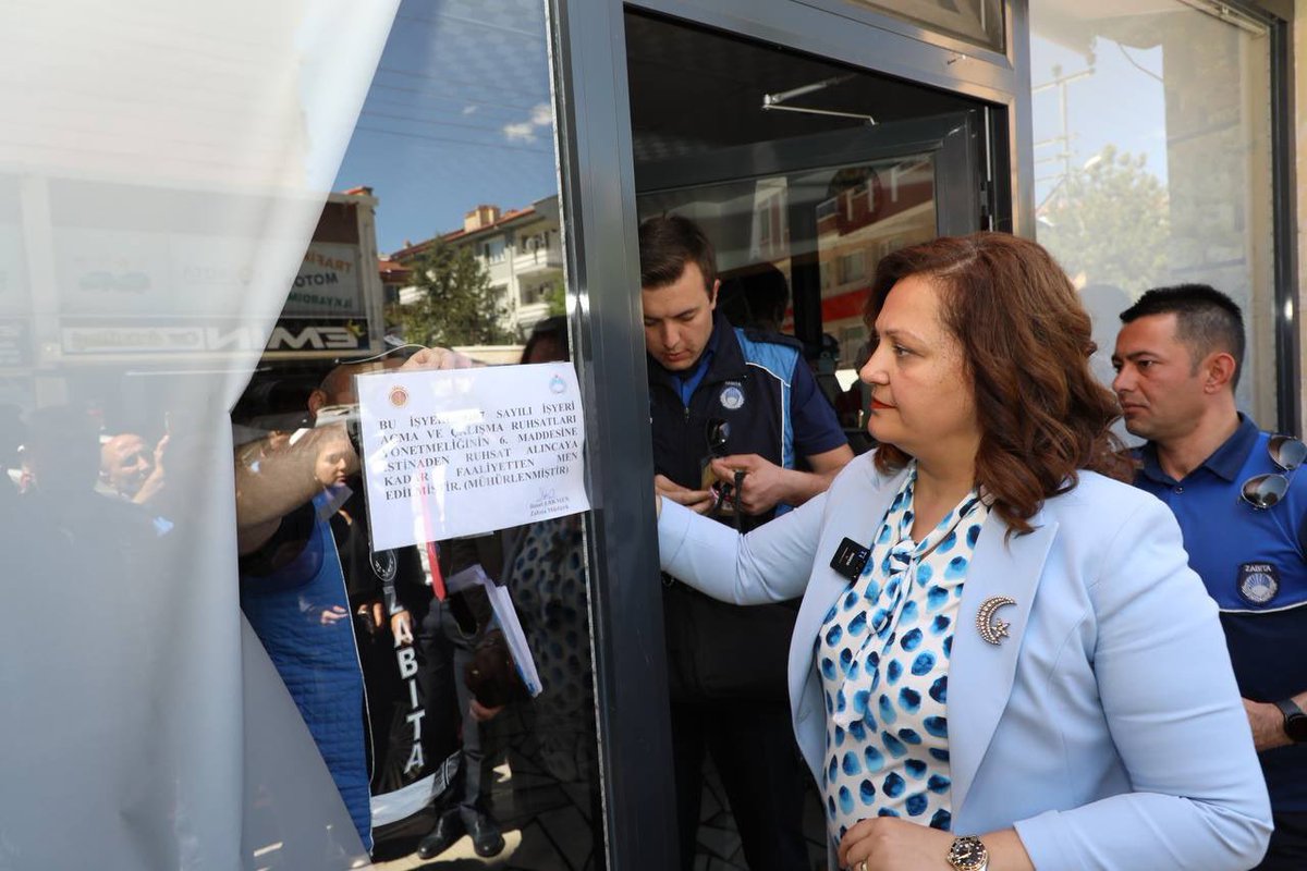 CHP'li Afyon Belediyesi, yabancılara ait ruhsatsız dükkanları mühürledi.