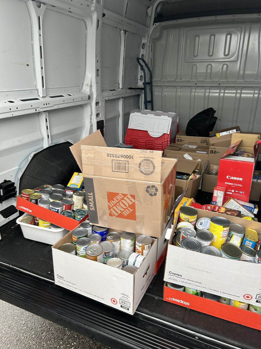 MartynaK1984's tweet photo. Our class led our school community in helping feed 1,100 kids in Halton. Thank you to everyone for your support and donations! @StBeneHCDSB @Food4KidsHalton https://t.co/a9YGQZGdvC