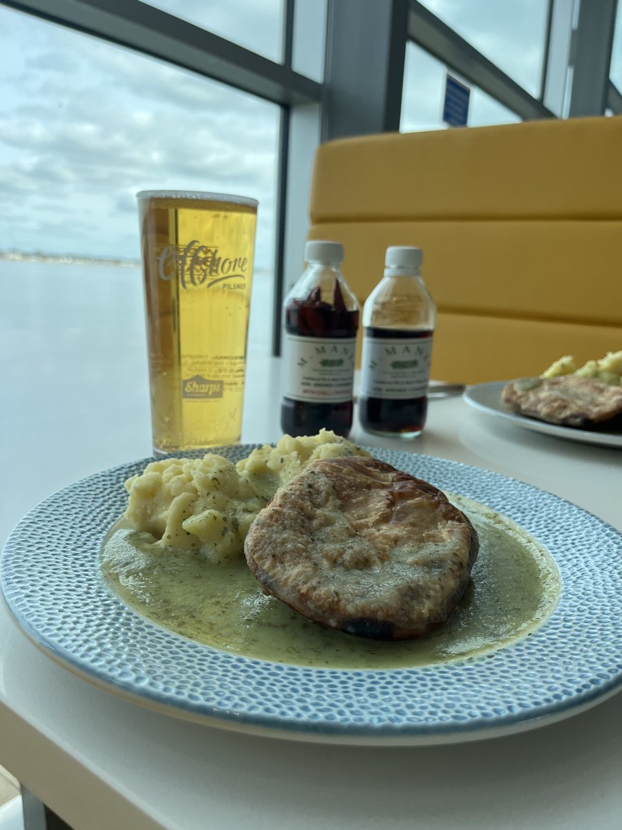 YIPPY PIE YAY! 👀 🥁 ... Introducing the new pie-fect addition to the Offshore Restaurant & Bar menu... Manze's Pie & Mash @Manzes_SE1! 😋 Will it be love at first bite? 😍 Stop by the Offshore at the Southend Pier head to find out 👇👇 southendpier.co.uk/concessions/of…