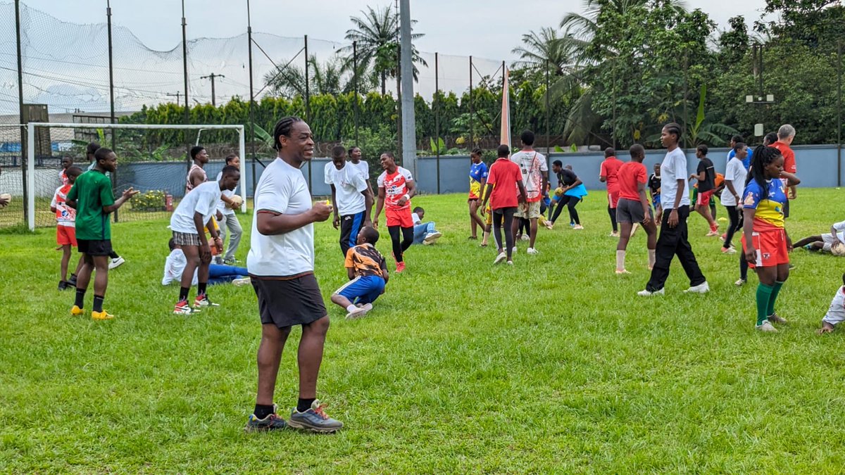 Le #FestiRugby du #DROP, c’est de la balle 🏉 ! 130 jeunes se régalent actuellement à #Douala entre les ateliers animés par @SBetsen et Cedric Desbrosse et les matchs ! #SBA #Cameroun #rugby #tournoi #Feria