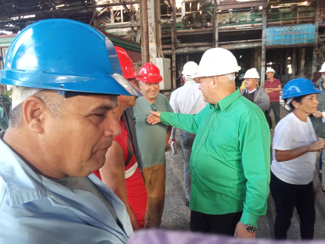 Comienza visita gubernamental en #CiegoDeÁvila , con la presencia del 1er Ministro Manuel Marrero Cruz y Jorge Luis Tapia Fonseca. En estos momentos se encuentran en el Central 'Primero de Enero', tocando a fondo el proceso de la zafra azucarera. #LatirXUn26Avileño #GenteQueSuma