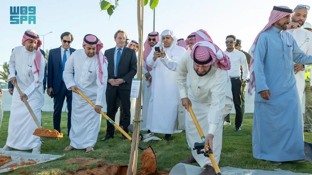 alekhbariyaFRA's tweet photo. Photos | Dans la continuité des projets de reboisement des quartiers de riyad, le programme « #RiyadVert » atteint le quartier d'#Irqa.L'ambassadeur de France en Arabie Saoudite, @ludovic_pouille,était présent lors de cet événement marquant. #RiyadVert #Reboisement
#EKHactualités https://t.co/YRtPMqY68M