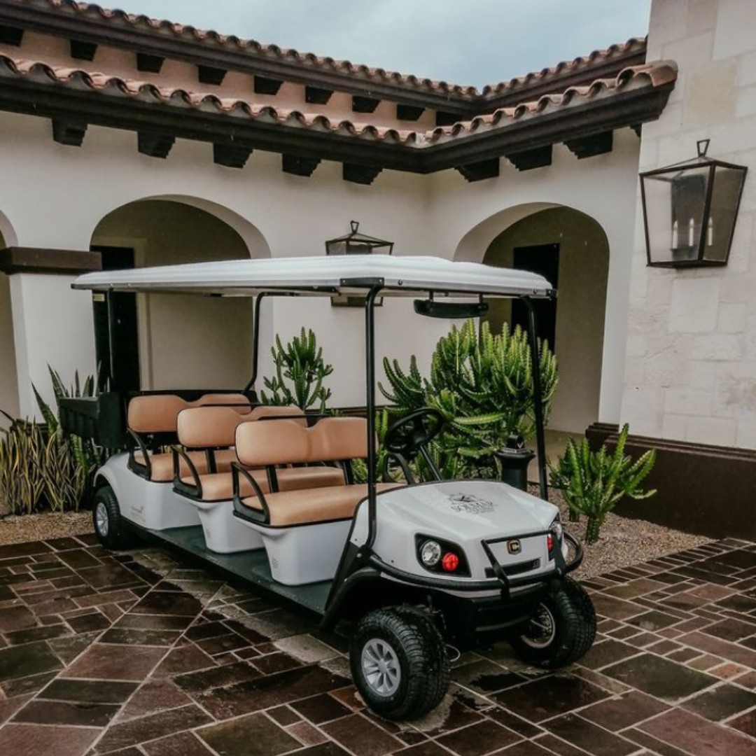 Transport your guests the right way with the smooth ride and maximum efficiency of the Shuttle 8.

📸 @Tecnogolf 
#Cushman #NeverBeOutworked