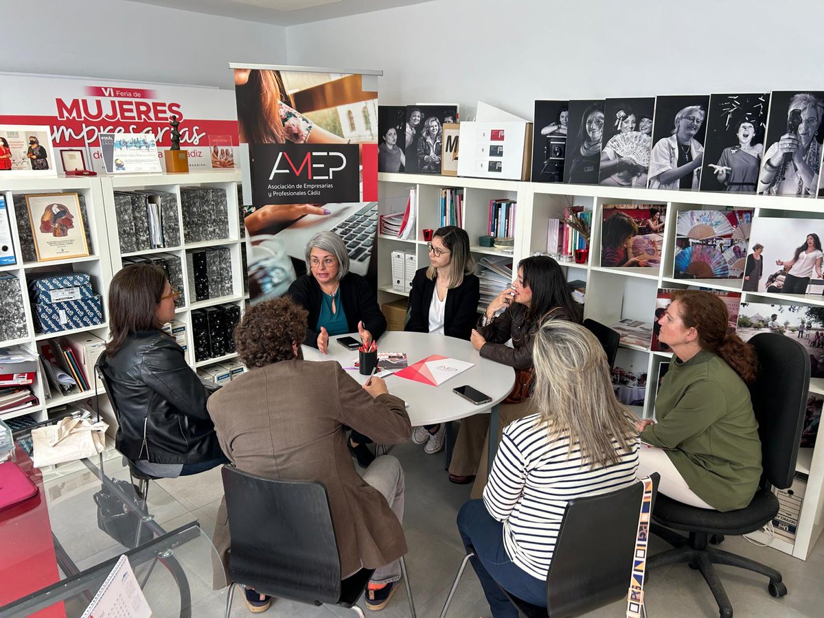 Hoy hemos estado con la @amepcadiz escuchando sus demandas. A las mujeres nos queda mucho por recorrer hasta que podamos emprender y mantener una vida familiar y personal en las mismas condiciones que los hombres Mi compromiso está en eliminar esas barreras que lo dificultan.