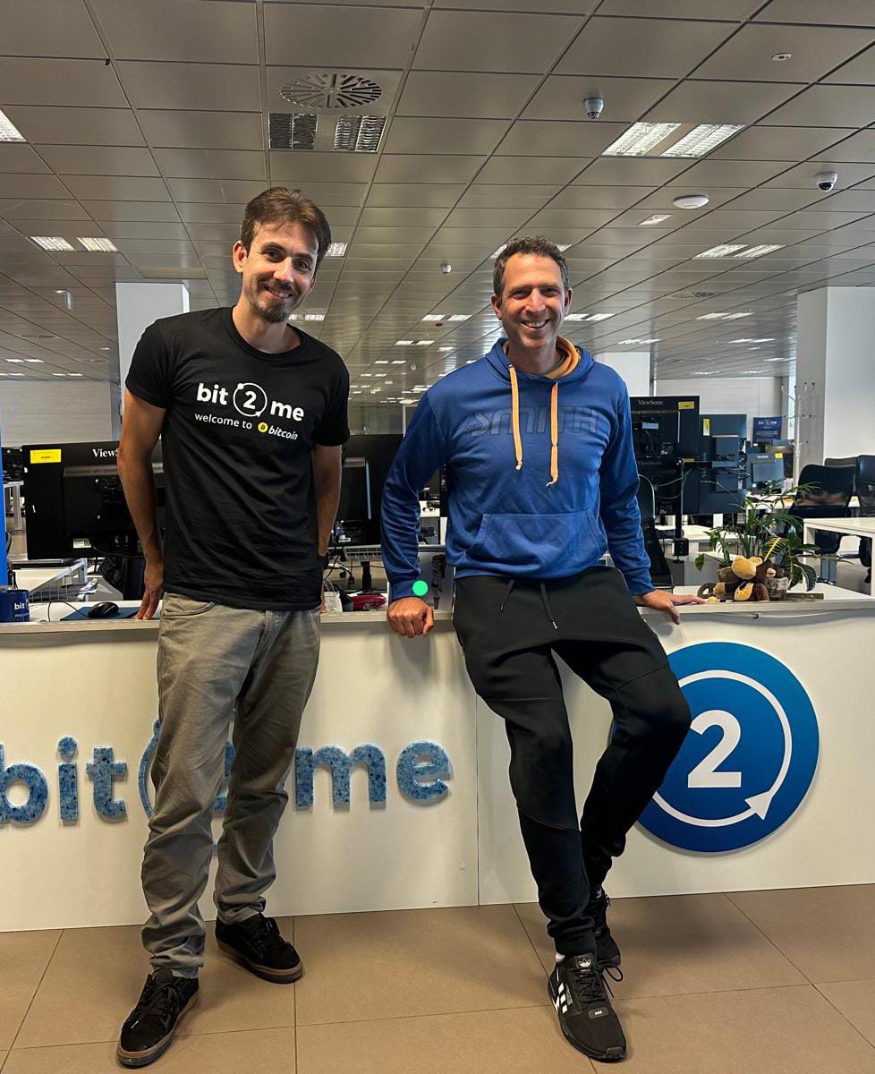 Visitando a mis amigos de @bit2me el día 'H' Hoy tenemos el halving de Bitcoin y Leif me estuvo explicando unas cuantas cosas, gracias como siempre. Me encanta lo duro que trabajan, lo bien que les está yendo y la humildad con la que se mantienen.