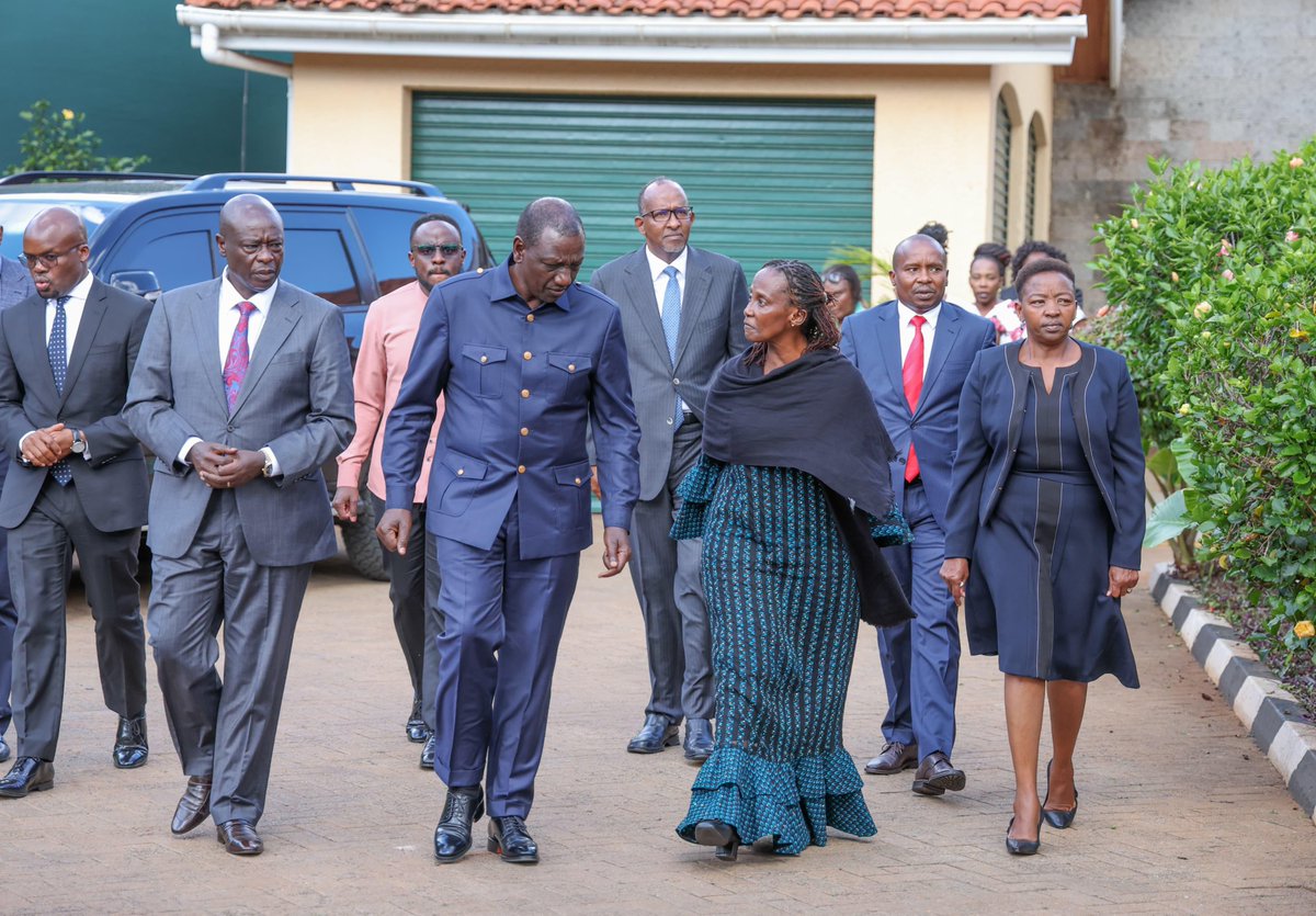 In a gesture of solidarity, this afternoon, I joined a government delegation led by H.E President @WilliamsRuto and H.E Deputy President @rigathi to offer our heartfelt condolences to the grieving family of the late Chief of Defence Forces, Gen. Francis Ogolla at his Nairobi…