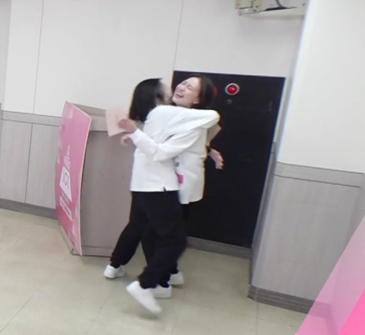 tsuzupom's tweet photo. 鼓、他の子と比べて小さいのにハグする時上から手を回すの好きすぎる… https://t.co/C9c1mgRKNv