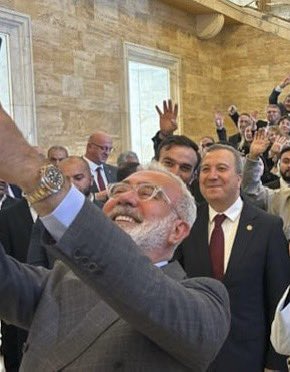AKP Grup Başkanvekili Bahadır Yenişehirlioğlu, çektiği selfiede kolundaki 562 bin liralık rolex saatin görüldüğünü fark edince paylaşımını sildi. Çünkü toplumların uyanması din tacirlerinin korkulu rüyasıdır.