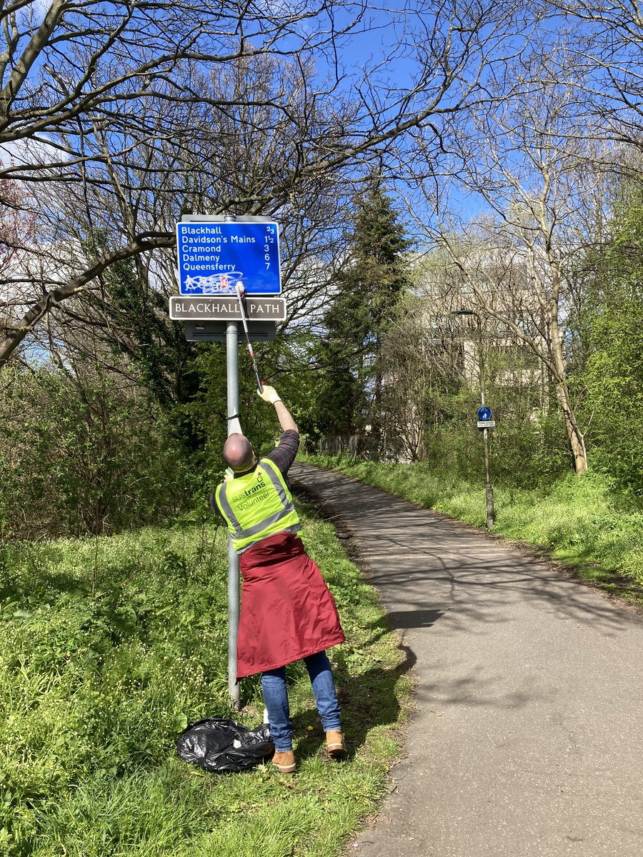 Laura_CSW's tweet photo. Spring Clean of route 1 this week by @SustransScot volunteers &amp; colleagues - cleaning signs, removing graffiti and collecting 21 bags of litter &amp; one tiny skateboard. Read more here: https://t.co/gfBaz8YWgH #SpringCleanScotland #NationalCycleNetwork #CleanUpScotland @KSBScotland https://t.co/rnmEzvUZN8
