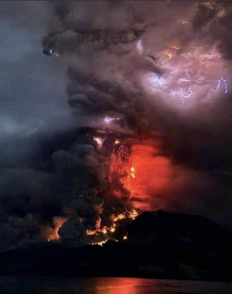 Mount Ruang's crater flamed with lava against a backdrop of lightning bolts overnight after erupting four times. Tsunami warning issued 🤦🏻‍♀️