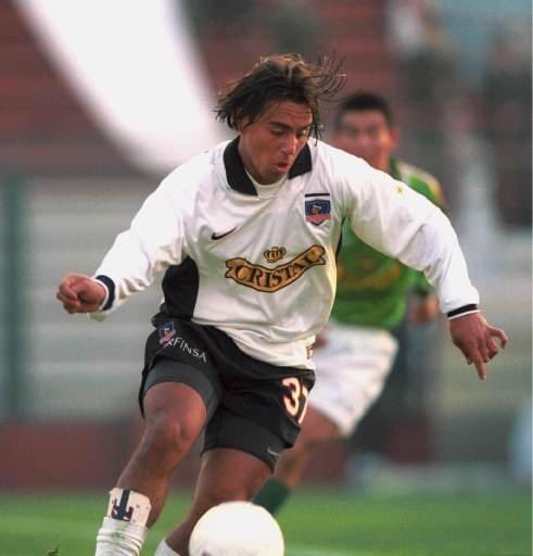 11mcaceresG's tweet photo. Mi debut profesional con la camiseta más linda del mundo. Año 1998 con solo 16 años… 🖤🤍🖤🤍🖤🤍 FELICES 99 años a la mejor familia del universo🎂. GRACIAS @ColoColo @CSyDColoColo https://t.co/Gf806517lB
