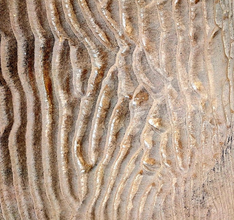 Super presentation from <a href="/anne_baar/">Anne Baar</a> <a href="/tudelft/">TU Delft</a> on waves, currents, lateral bed slopes and cohesion in the substrate... one image is waves only, one with a current...which is which? 😀😉 #EGU24