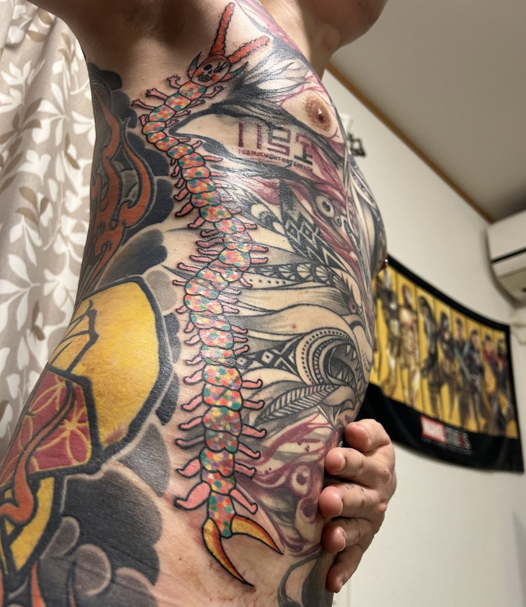 今日の戦利品達とtattoo😆✨隙間埋めやらせて貰いました！🙌和彫りの見切りの隣にカラフルな可愛いムカデwww