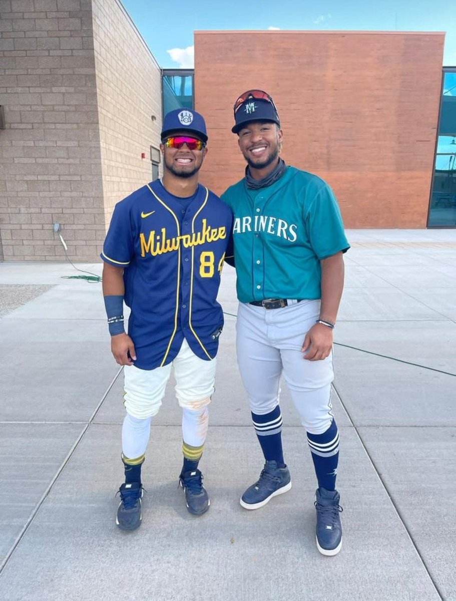 guaropelao1's tweet photo. El #Facebook me recuerda esta fotografía del lunes 19 de abril del 2021, los hermanos Hedbert Pérez #Brewers y @RobertPerezJr_ #Mariners hijos de la legendaria #ParedNegra, de Barquisimeto para el mundo, en busca del sueño de las grandes ligas #OrgulloGuaro #BaulGuaro 👇👇👇 https://t.co/HVAbVxC9CV