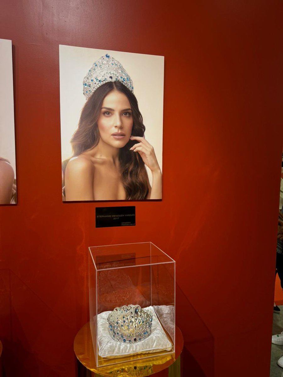 PatryVargas07's tweet photo. Me emocioné mucho al ver la foto y corona de mi hija 👑 @fefimendoza en el @Museocarnavalbq
Recordar lo que fue el #Carnaval2017 me trajo mucha alegría y nostalgia, 💙🩵 fue un honor celebrar, porque quien lo vive es quien lo goza #VacílatelaConFefi https://t.co/9IoTLmC4hR