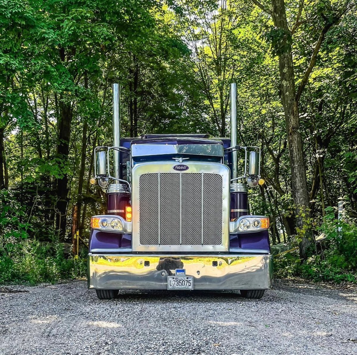 Cruising into the weekend with style! Submit your pictures at: bit.ly/PBPictureForm #FrontEndFriday #Peterbilt #PeterbiltTrucks #ClassPays