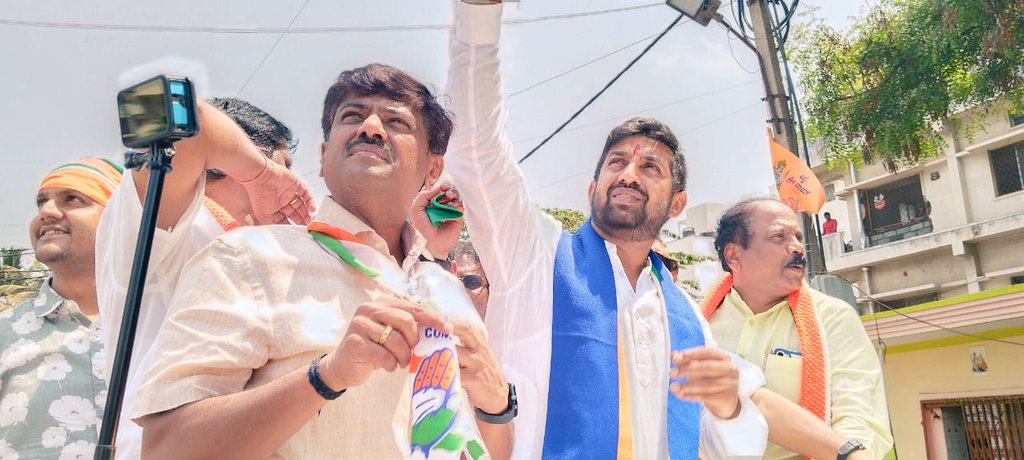 Today Attended road show along with @RakshaRamaiah Ji in ward 1 and 2 of Yelahanka Assembly.
Looking at the response of the crowd here, i am confident that shri Raksha ji is wining this chikballapur seat with a huge margin of votes.
#GharGharGuarantee