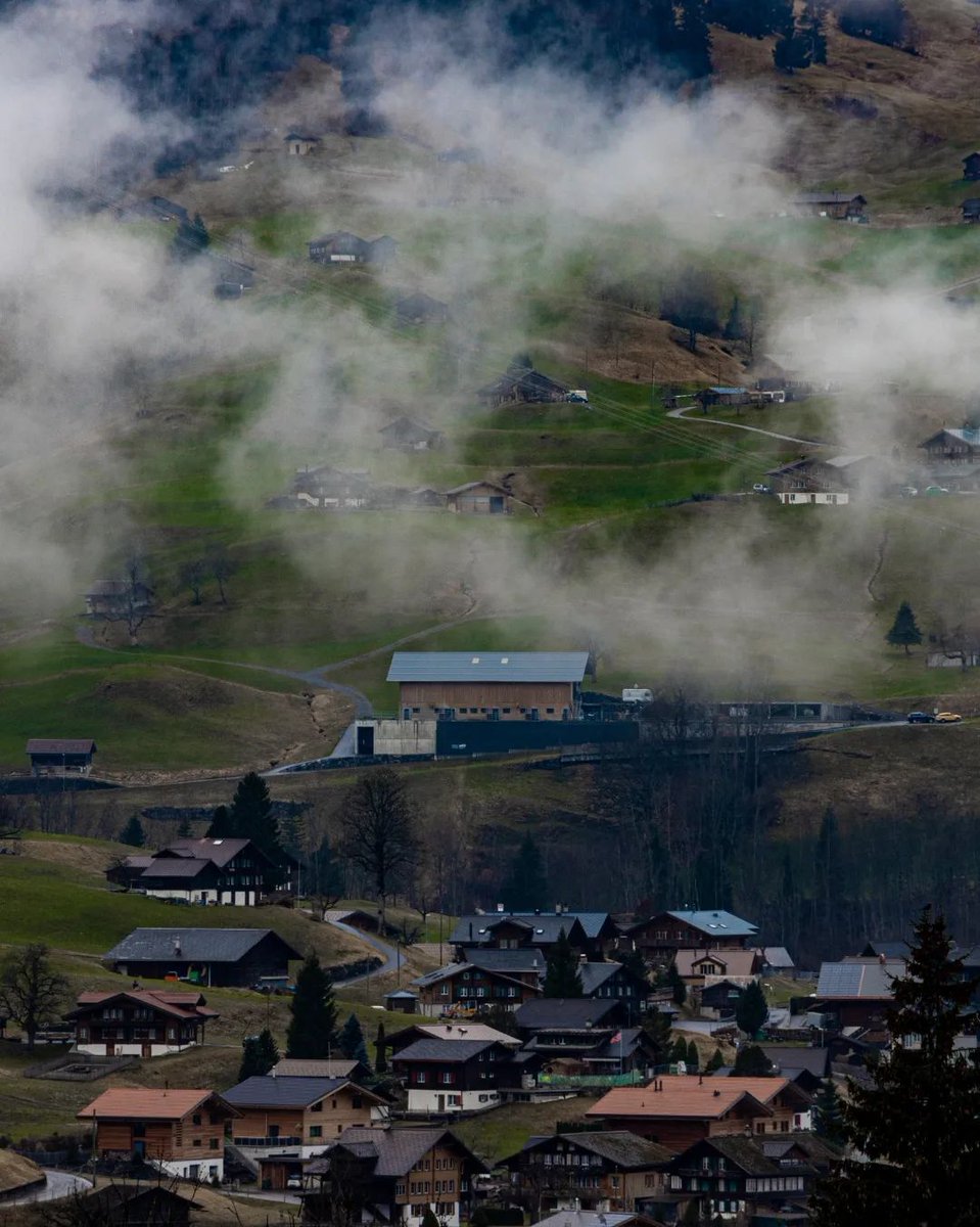 Typical April weather🌧️🏔️❤️ Bad weather Programm: jungfrauregion.swiss/bad-weather-pr… @GrindelwaldCH | @madeinbern | @MySwitzerland_e #jungfrauregion #grindelwald #eiger #rainy #swissalps #madeinbern #inLOVEwithSWITZERLAND #rainy #clouds #indoor photo by instagram.com/bill_lezos/
