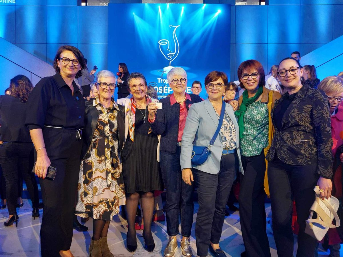 Remise des "Trophées Joséphine"  pour des femmes engagées,  bénévoles , passionnées,... au parcours singulier et inspirant  et qui osent 🤩!
Fière de Monique Macé🏆, <a href="/LesBlousesRoses/">Les Blouses Roses</a> 49, côtoyées en Pédiatrie 👼au <a href="/chu_angers/">CHU Angers</a>  et soutenues/ par le Département <a href="/Maine_et_Loire/">Département Maine-et-Loire</a> 👏