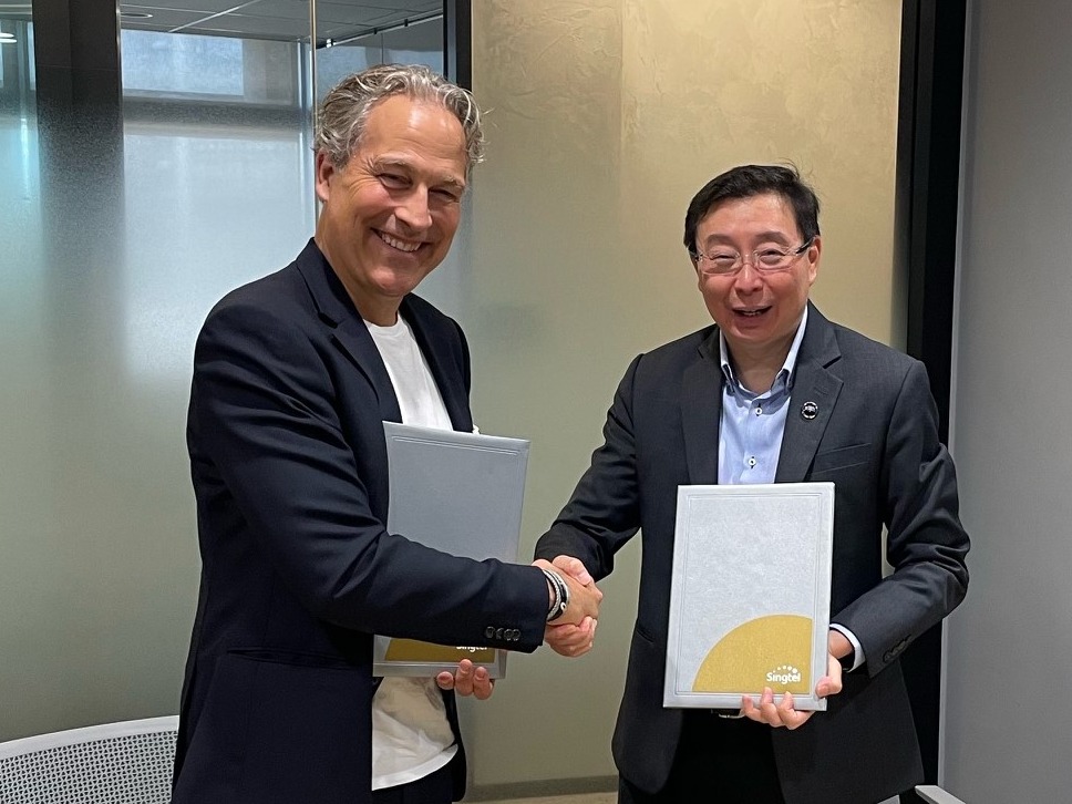 Vonage CEO Niklas Heuveldop joined Bill Chang, CEO of @Singtel’s Digital InfraCo, as we begin a new partnership today to integrate Singtel Paragon’s advanced #telco and edge #APIs with our API platform. Learn more. bit.ly/4d5lpkZ @Ericsson #CPaaS