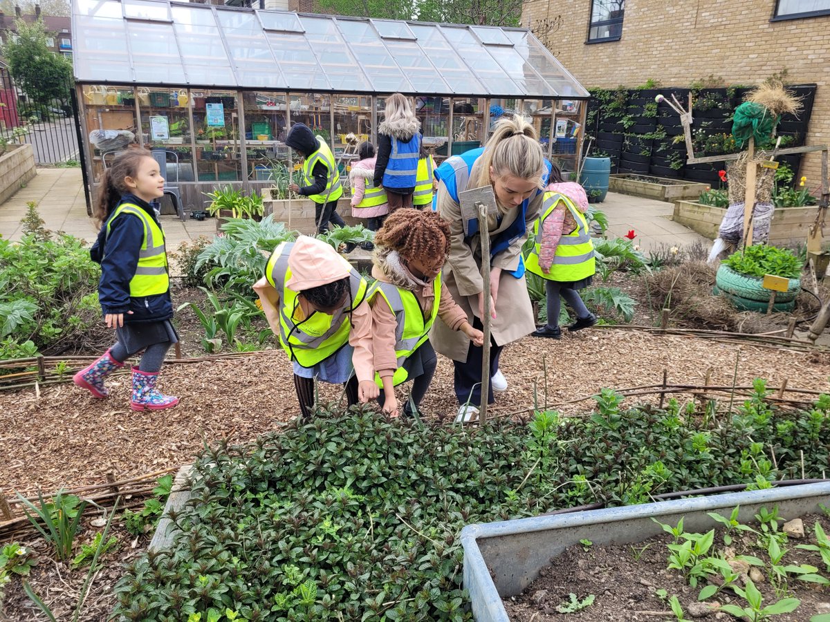 Elephant and Castle class at @vauxhallcityfarm We enjoyed feeding the animals and smelling the delicious herbs in the garden!