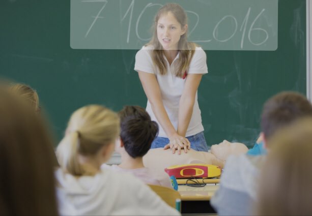#FirstAid in schools remains a vital way to increase #bystander intervention in medical emergencies. In Germany, research into a 90minute teacher-led session increased students’ knowledge, confidence &amp;willingness to help in OOH cardiac arrest #CPR #BLS doi.org/10.25894/ijfae…