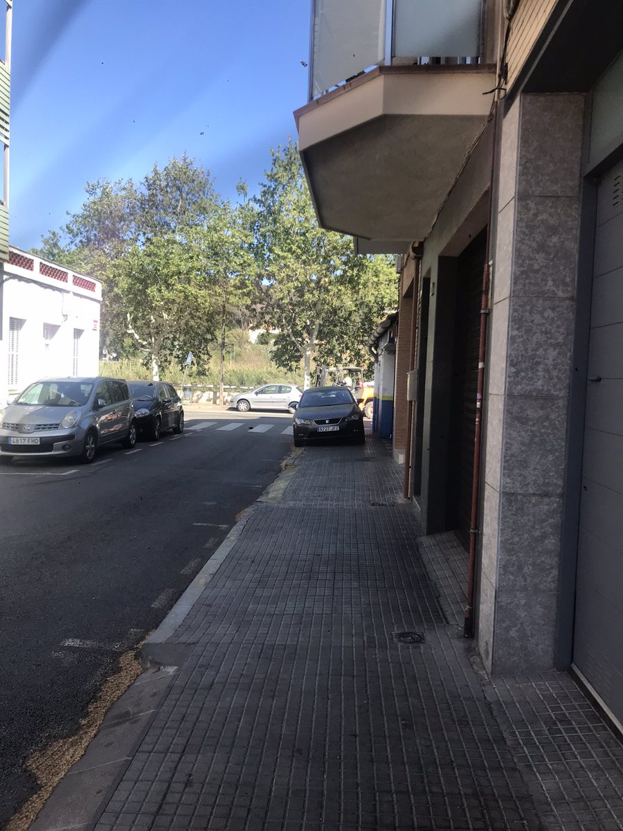 Toni_Aguilar13's tweet photo. @AparcaMiR @Policia_MiR @AjMontcada  una altre dia igual. Per on passem? https://t.co/euwUkGXrGD